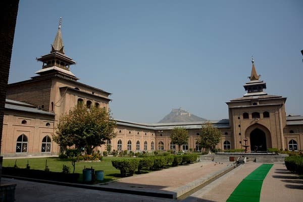 Visit Jamia Masjid and Nowhatta square Photo 1