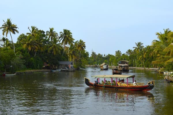 Backwater houseboat cruise on Vembanad Lake Photo 2