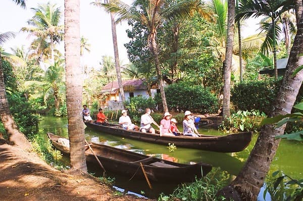 Shikara ride and backwater village tour Photo 3