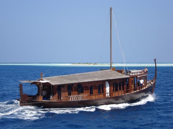 Traditional dhoni sailing cruise Traditional dhoni sailing cruise