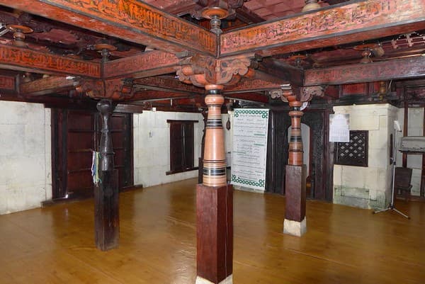 Fenfushi: heritage mosque interior Fenfushi: heritage mosque interior