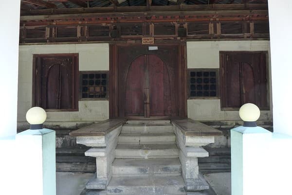 Fenfushi: heritage mosque entrance Fenfushi: heritage mosque entrance