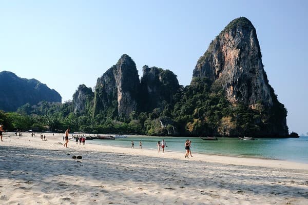 Railay Beach rock climbing Photo 3