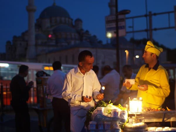 Istanbul street‑food tour (simit, döner, baklava, meze) Photo 1