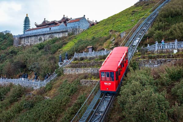 Ride the Fansipan cable car to the ‘Roof of Indochina’ Photo 1