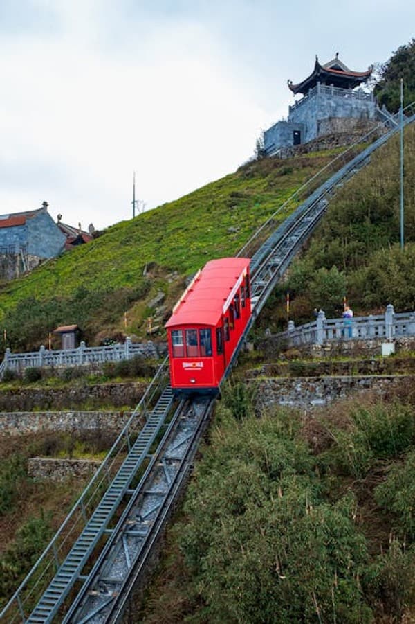 Ride the Fansipan cable car to the ‘Roof of Indochina’ Photo 3