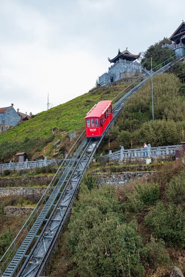 Ride the Fansipan cable car to the ‘Roof of Indochina’ Photo 2